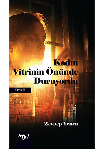 Kadın Vitrinin Önüde Duruyordu