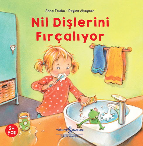 Nil Dişlerini Fırçalıyor