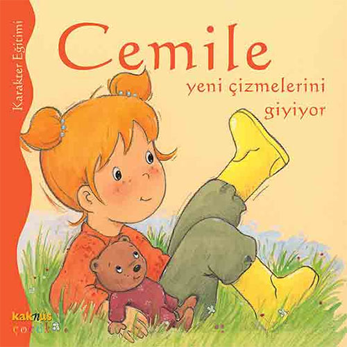 Cemile Yeni Çizmelerini Giyiyor